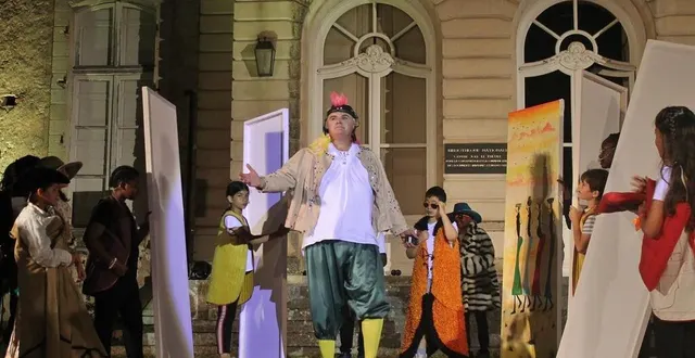 photo  frédéric top, dans le rôle de monsieur jourdain, entouré par des enfants de sablé transformés en stylistes pour ce drôle de bourgeois gentilhomme.  &copy;  ouest-france 