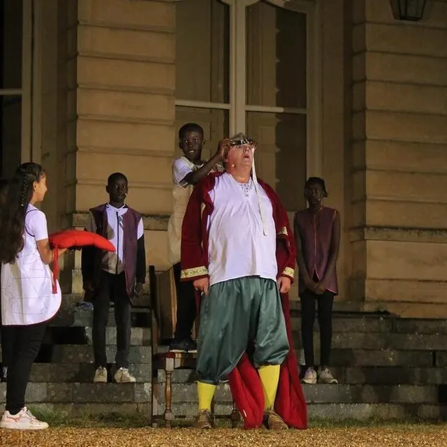 photo monsieur jourdain (frédéric top) se faisant mesurer par les enfants avant d’être relooké.  ©  ouest-france