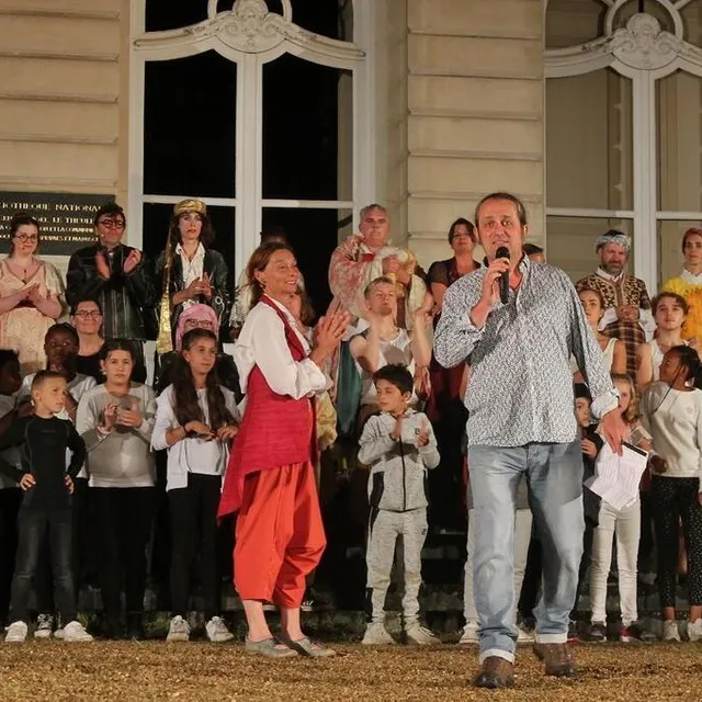 photo le metteur en scène nicolas david, secondé par joséphine poussier david, a dit un mot de remerciements à la fin du spectacle auprès de tous les comédiens et figurants réunis.  ©  ouest-france