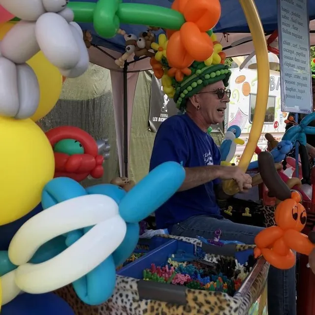 photo de nombreux enfants se sont pressés au stand de sculpture de ballons.  ©  ouest-france