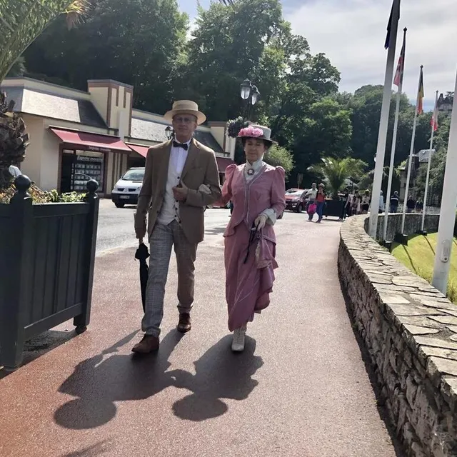 photo des couples ont profité d’une éclaircie pour parcourir la promenade autour du lac de bagnoles-de-l’orne, dans l’orne, ce samedi 25 juin 2022.  ©  ouest-france