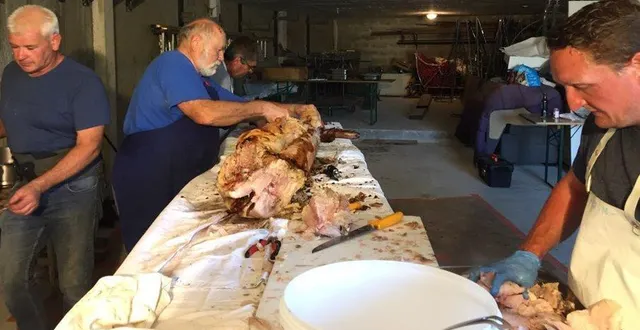 photo  les cuiseurs s’activent à la découpe du cochon grillé…  &copy;  le maine libre 