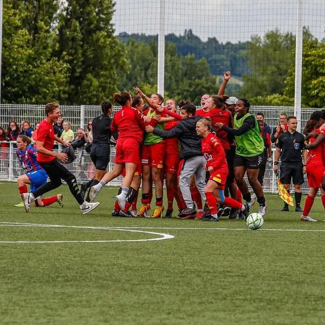 photo à l’issue du temps réglementaire, les filles du mans fc s’imposent 2 buts à 1 et décrochent leur accession en d2. explosion de joie sur et autour du terrain.  ©  le maine libre