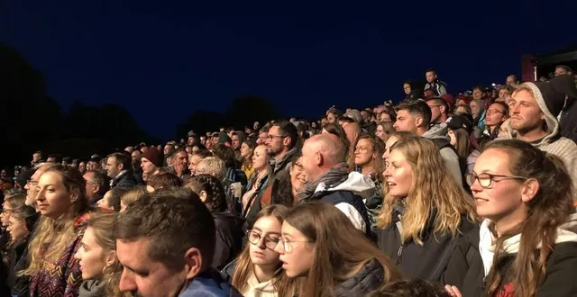 photo  les festivaliers ont dansé devant la chanteuse suzane.  &copy;  ouest-france 