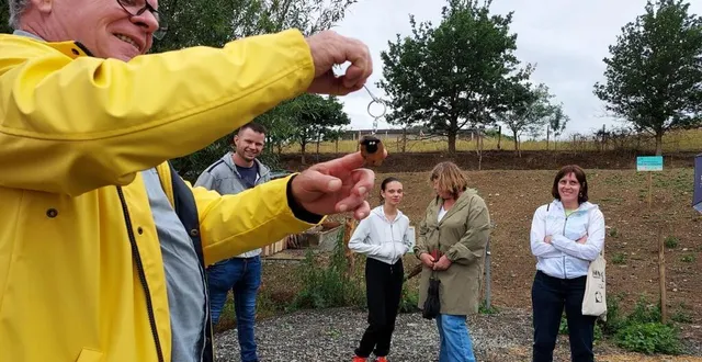 photo  jean-jacques dulong, adjoint à la voirie et responsable du programme d’écopâturage, montre ici le porte-clés qui représente un mouton d’ouessant, race qui pâturera sur ce coteau de l’aubance.  &copy;  ouest-france 