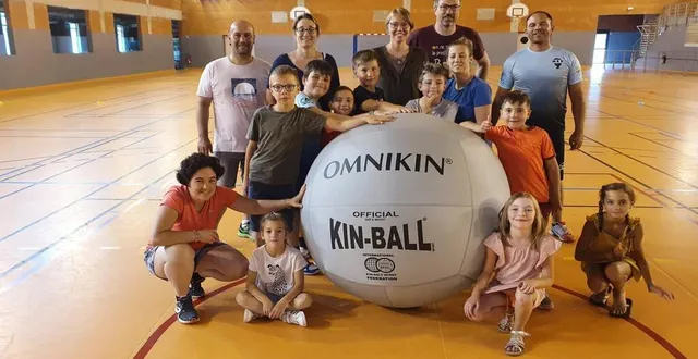 photo  le kin-ball est un sport de grosse balle.  &copy;  ouest-france 