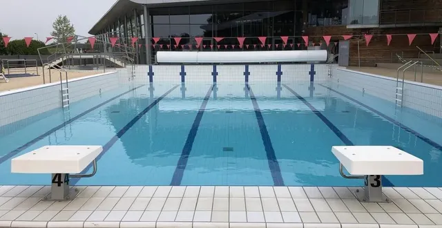 photo  les bassins du centre aquatique resteront déserts tous les samedis des mois de juillet et d’août.  &copy;  ouest-france 