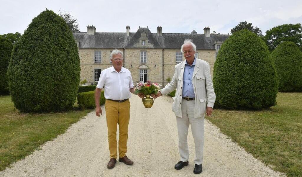 en-bretagne-un-vase-devient-le-synonyme-de-la-r-conciliation-franco