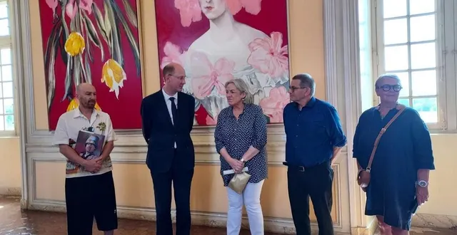 photo  hervé yannou, administrateur des lieux, et les élus ont accueilli, samedi 18 juin, l’artiste gaël davrinche (à gauche) et ses portraits « figures de style »  &copy;  . ouest-france 