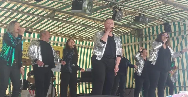 photo  les chanteurs et chanteuses d’univers scène ont ouvert la fête de la musique.  &copy;  ouest-france 