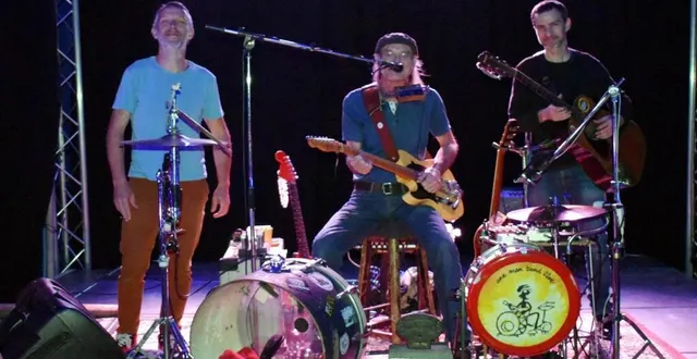 photo  do the dirt et philippe ménard, au centre.  &copy;  le maine libre 