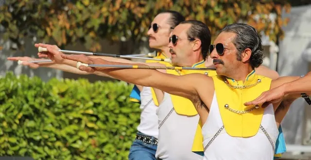 photo  dans le spectacle « queen-a-man », de l’association ô captain mon capitaine, une équipe de majorettes rend hommage à freddie mercury, chanteur du groupe de rock queen.  &copy;  nathalie auriault 