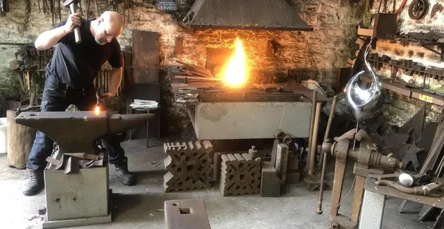 photo  simon robinson. « la forge c’est ma vie. je m’arrêterai quand je ne pourrai plus tenir le marteau ».  &copy;  ouest-france 