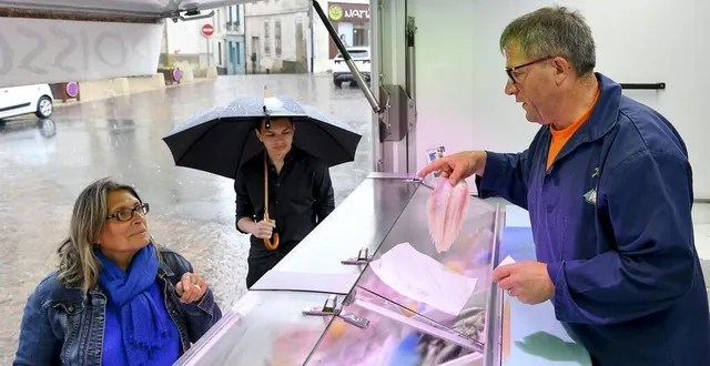 photo  joël marcel a soigneusement préparé une sole pour évelyne.  &copy;  le maine libre – yvon loué 