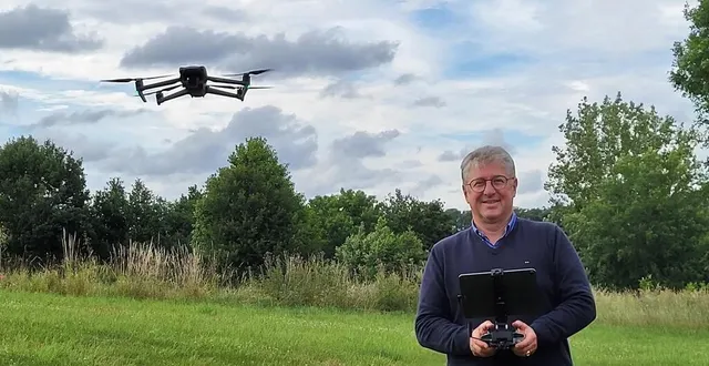 photo  guilhem villard aux commandes de son drone « mavic », à la rouge.  &copy;  ouest-france 