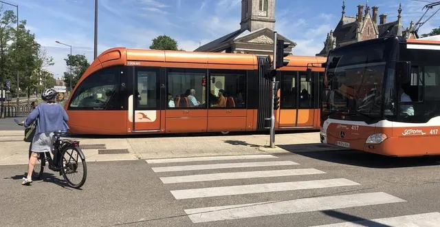 photo  bus et tramway de la setram à l’arrêt saint-martin de pontlieue, le mans (photo d’illustration).  &copy;  ouest-france 