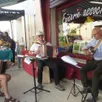 photo  des musiciens locaux sont venus accompagner les nombreux visiteurs de la boutique associative qui fêtait son huitième anniversaire. 