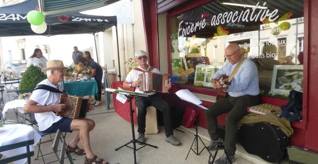 photo  des musiciens locaux sont venus accompagner les nombreux visiteurs de la boutique associative qui fêtait son huitième anniversaire.  &copy;  (photo : c. serreau)ouest-france 