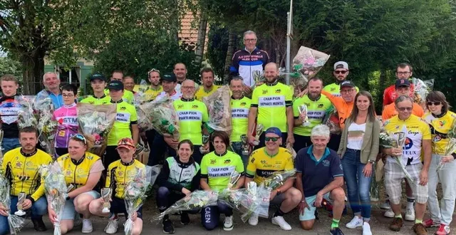 photo  le plateau des récompenses dimanche soir, avec les différents podiums et le président michel hervieu (1er accroupi à droite).  &copy;  ouest-france 