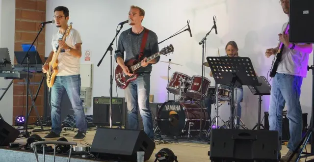 photo  le groupe pop rock source sur scène, samedi.  &copy;  ouest-france 