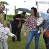 photo  sous la pluie, trois élus ont fait découvrir aux parents les arbres portant dorénavant le prénom de leur enfant. 