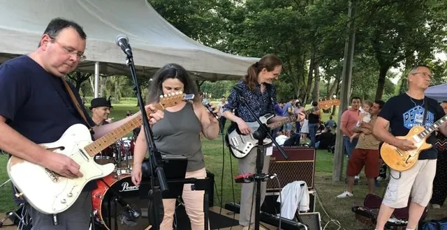 photo  loïc (à gauche) et marie-christine (au centre) avec yann, matthias et hervé, le 21 juin au pont romain de montfort.  &copy;  le maine libre 