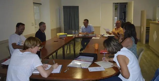 photo  les conseillers municipaux d’arthezé autour du maire, sylvain poirrier.  &copy;  le maine libre 