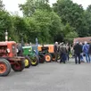 photo les vieux tracteurs de vendôme se sont approprié le parking de la gare à semur-en-vallon le temps d’une matinée.