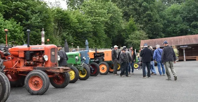photo  les vieux tracteurs de vendôme se sont approprié le parking de la gare à semur-en-vallon le temps d’une matinée.  &copy;  le maine libre 