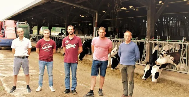 photo  de gauche à droite : vincent pousse, philippe pousse et alexandre le barbier (la fleur de lys), fabrice loiseau (le chêne) et thierry pousse de l’association du comice de saint-biez-en-belin.  &copy;  ouest-france 