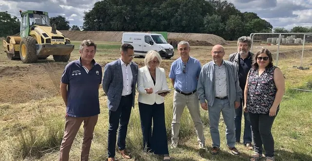 photo  martine crnkovic, présidente du syndicat mixte qui gère le parc d’activités ouest park, entourée par des élus du pays sabolien et du pays fléchois membres du bureau, sur le chantier de la tranche 7, lundi 27 juin 2022.  &copy;  ouest-france 