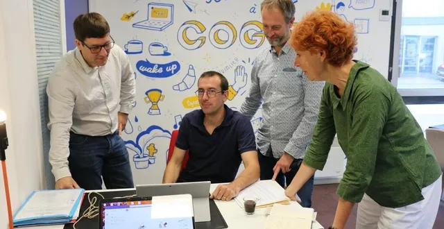 photo  à la flèche, dans l’enceinte de cogito, un espace de travail partagé est le repaire des « coworkeurs », ces travailleurs indépendants. ici, olivier cavaillès, stéphane bouvier, gonzague prouvost et valérie hammentien-mandeville.  &copy;  ouest-france 