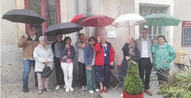 photo  les membres de l’association histoire et patrimoine et le maire cédric boul, posant près de la plaque installée sur l’auberge de la gée.  &copy;  le maine libre 