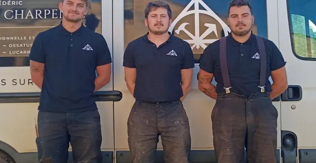 photo  médéric lécureur et ses deux salariés, ginger missaoui, à gauche, et vincent letourneur sont tous trois charpentiers couvreurs.  &copy;  le maine libre 