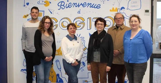 photo  l’équipe de cogito ici avec les élus nadine grelet certenais et gwénaël de sagazan.  &copy;  archives le maine libre 