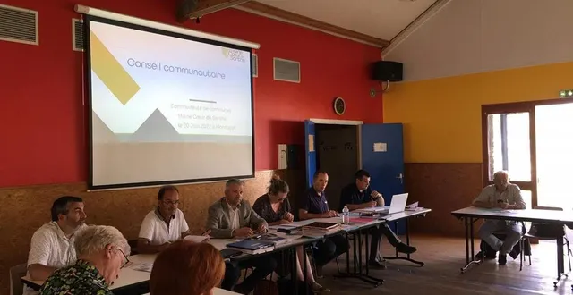 photo  le conseil communautaire maine cœur de sarthe présidé par david chollet, s’est réuni à la salle de montbizot avec les élus des 13 communes du territoire.  &copy;  le maine libre 