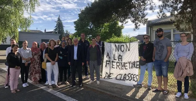 photo  les parents d’élèves de l’école maternelle victor-hugo à la ferté-bernard et les élus de la commune, ici le mercredi 29 juin 2022, disent non à la fermeture de classe.  &copy;  le maine libre 