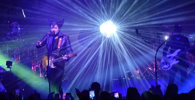 photo  angers, avril 2022. matthieu – m. – chedid ?sur la scène du chabada. la grande salle actuelle propose 900 places. il y en aura 300 de plus dans la future salle.  &copy;  co – jérôme hurstel 