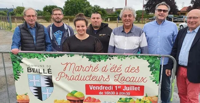 photo  arnaud de calonne, à droite, et l’équipe municipale sont prêts pour le marché sur la place du village.  &copy;  ouest-france 