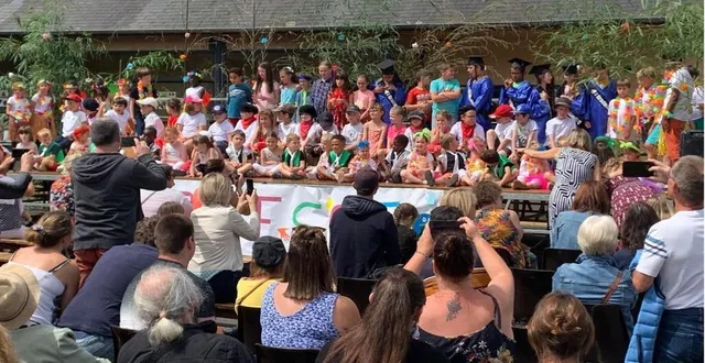 photo  les cm2 (au fond) avaient revêtu un uniforme à l’américaine pour recevoir un diplôme symbolique.  &copy;  collection privée 