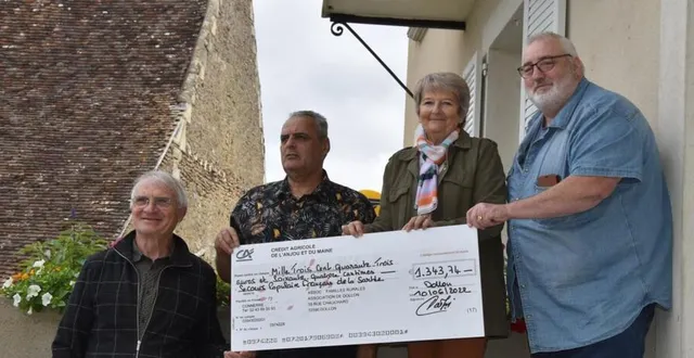 photo  marc fouquet président de l’amm, xavier jamois maire, annie-claude pavet, secrétaire générale du spf72, et jean-pierre martel président de familles de la sarthe association de dollon.  &copy;  le maine libre 