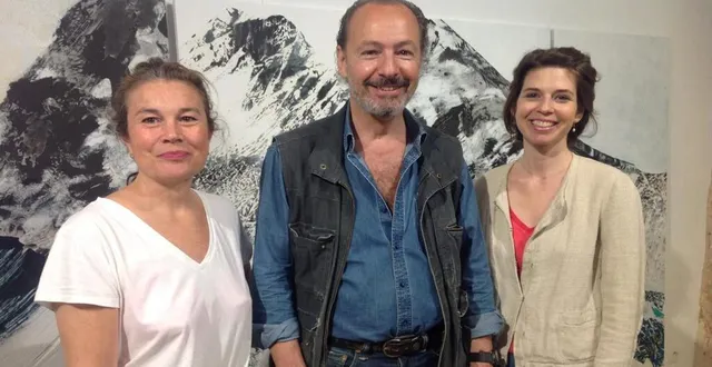 photo  valérie novello, guy de malherbe et carabaï devant un panneau de « l’empreinte du vent » de cette dernière.  &copy;  le maine libre 