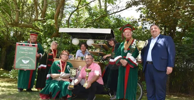 photo  des médailles remises à l’équipe de la maison prunier par des représentants de la confrérie, dont le grand maistre, m. étienne.  &copy;  le maine libre 
