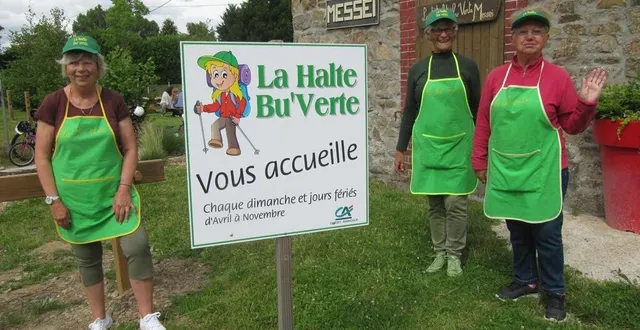 photo  violette, marie-christine et marie prêtes à accueillir toutes personnes de passage, y compris les toutous qui ont leur bol qui les attend.  &copy;  ouest-france 