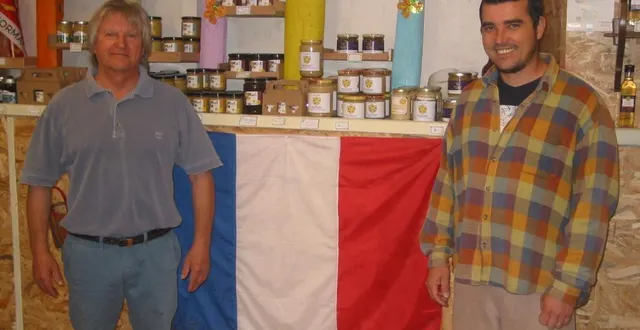 photo  richard burzynski, le tréorier, et jaouën le pape, le président de bio logis.  &copy;  ouest-france 