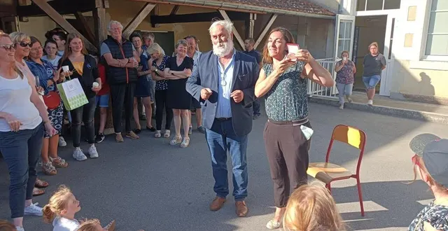photo  maggy robard présente à l’assistance, sous le regard de sylvie leroux, en arrière-plan, (à gauche), la médaille communale remise par après avoir reçu des mains d’andré trottet, maire.  &copy;  ouest-france 