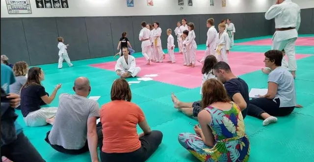 photo  l’assemblée générale du judo s’est tenue dans le dojo de neuville, à même les tatamis. la disposition des lieux a semblé favoriser les échanges qui a rassemblé familles et encadrants du club.  &copy;  ouest-france 