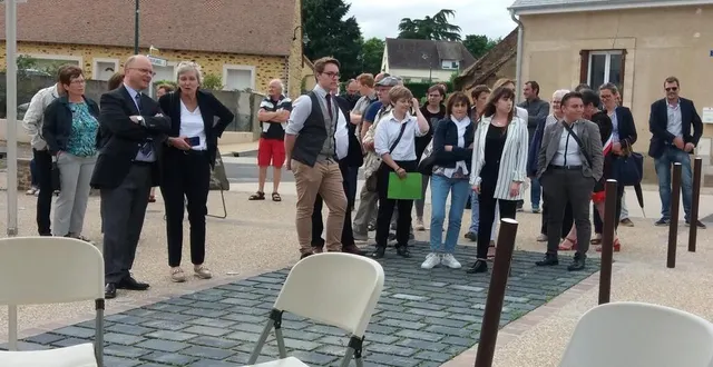 photo  le préfet, les élus et la population découvrent l’aménagement de la traversée du bourg qui allie esthétique et sécurité.  &copy;  ouest-france 