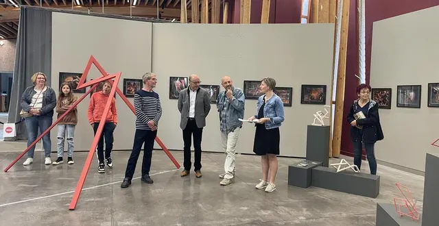 photo  à gauche, pierre jamet, alain lange, maire d’athis-val-derouvre, frédéric bertuglia, anne goualibo, vice-présidente de flers agglo en charge du tourisme, lors du vernissage.  &copy;  photo espace galerie de la roche d’oëtre 