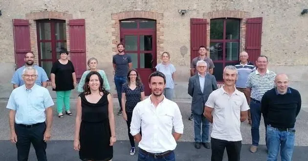 photo  anaël robert (au centre), maire avait constitué une équipe qui au fil du temps s’est fissurée. daniel maussion (à gauche) a démissionné. anaël robert, est décidé à remettre le collectif, et le constructif dans son mode de fonctionnement  &copy;  ouest-france 